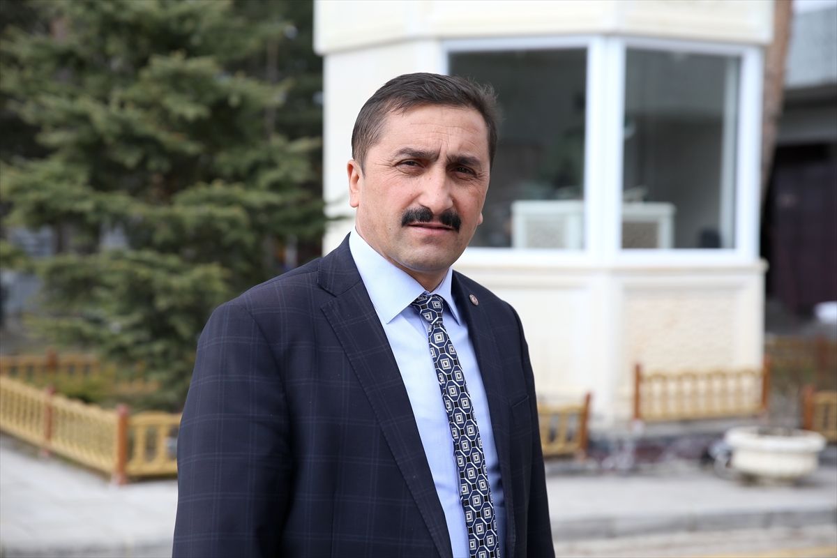 Erzurum Asri Mezarlığı'nda 11 yıldır hafızların Kur'an tilaveti yankılanıyor