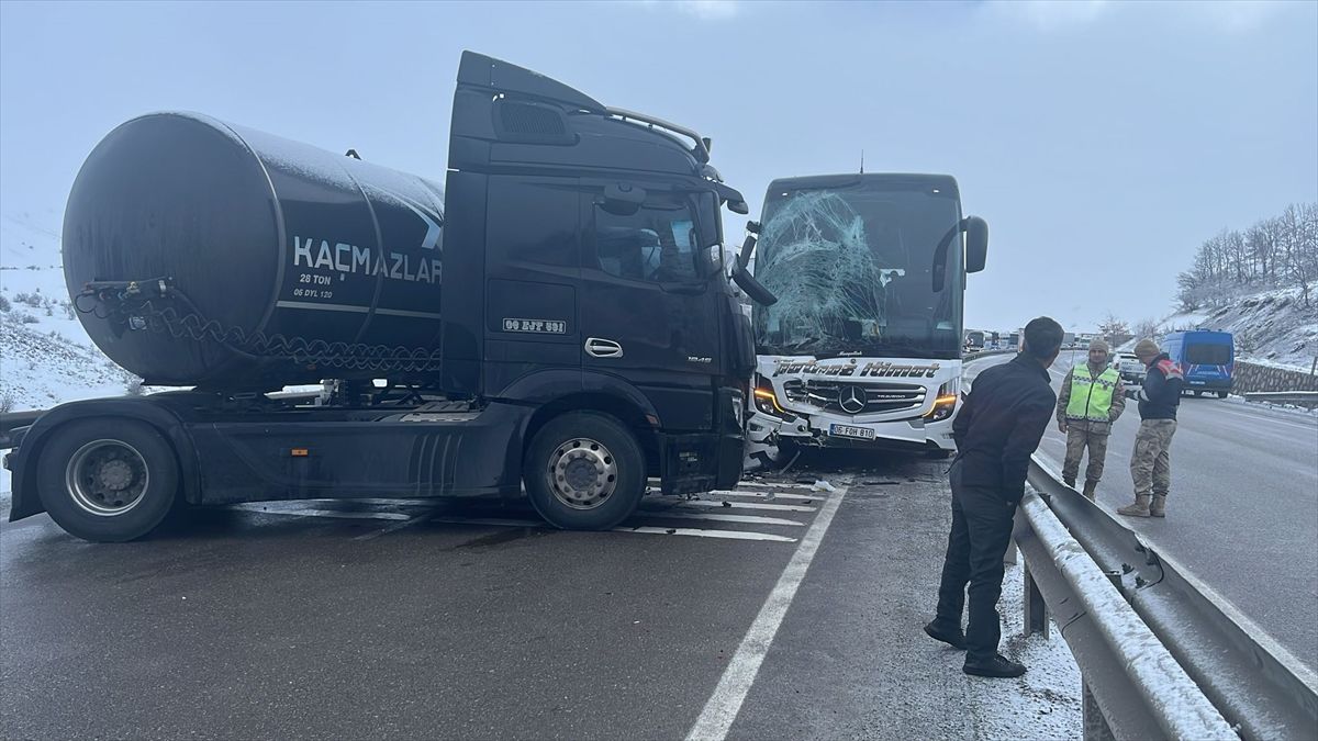 Erzurum'da 2 yolcu otobüsü ile 2 tırın karıştığı kazada 5 kişi yaralandı