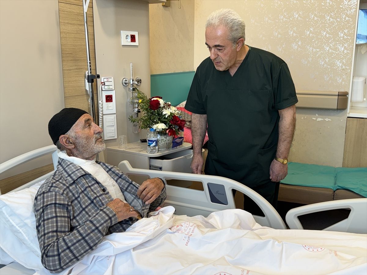 Erzurum'da çatıdaki güneş enerjisi sistemini tamir ederken hastanelik oldu