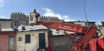 Erzurum'da çatıya savrulan Türk bayrağının yere düşmemesi için seferber oldular