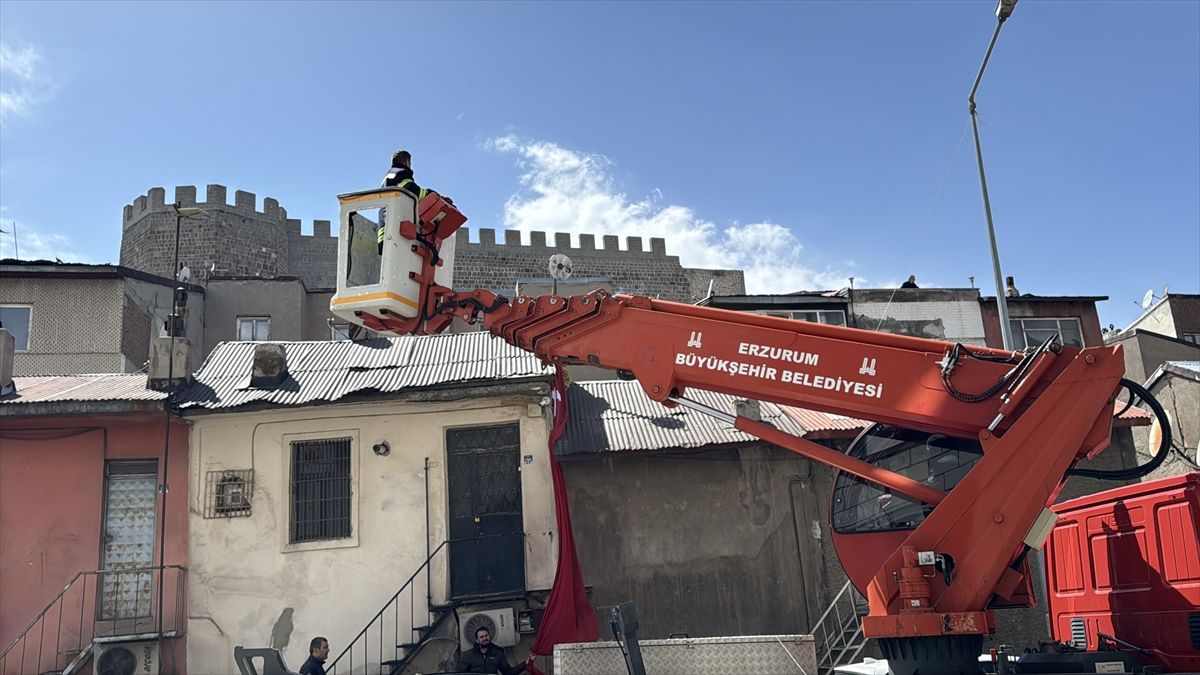 Erzurum'da çatıya savrulan Türk bayrağının yere düşmemesi için seferber oldular