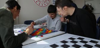 Erzurum'da gönüllüler ve eğitmenler, gençlik merkezinde ağırladıkları 'melekleri' yaşama bağlıyor