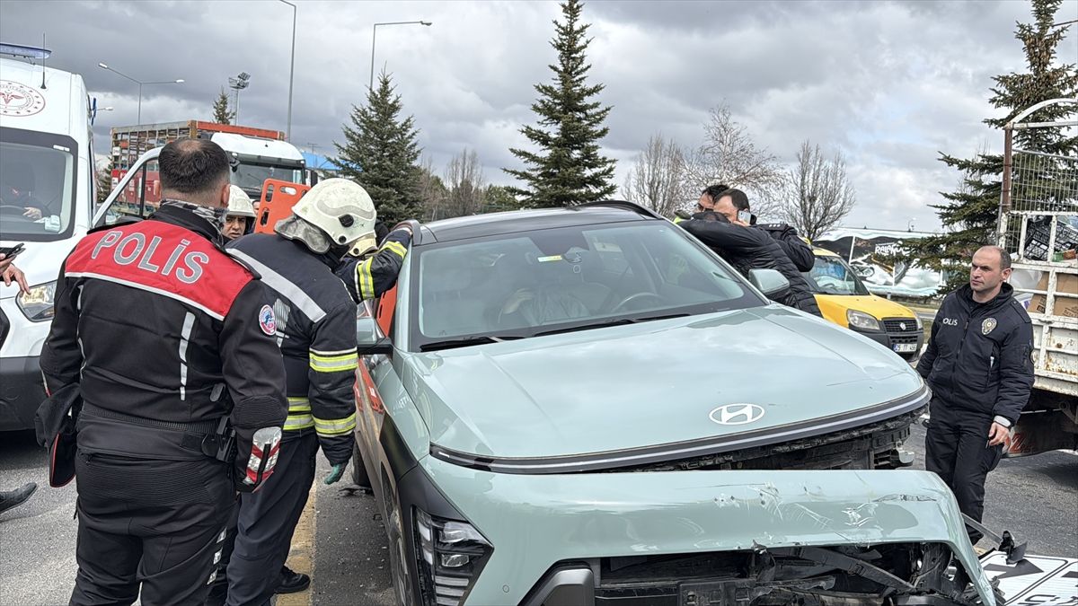Erzurum'da kaza yapıp fenalaşan sürücüyü, itfaiye ekipleri aracın camını kırarak çıkardı