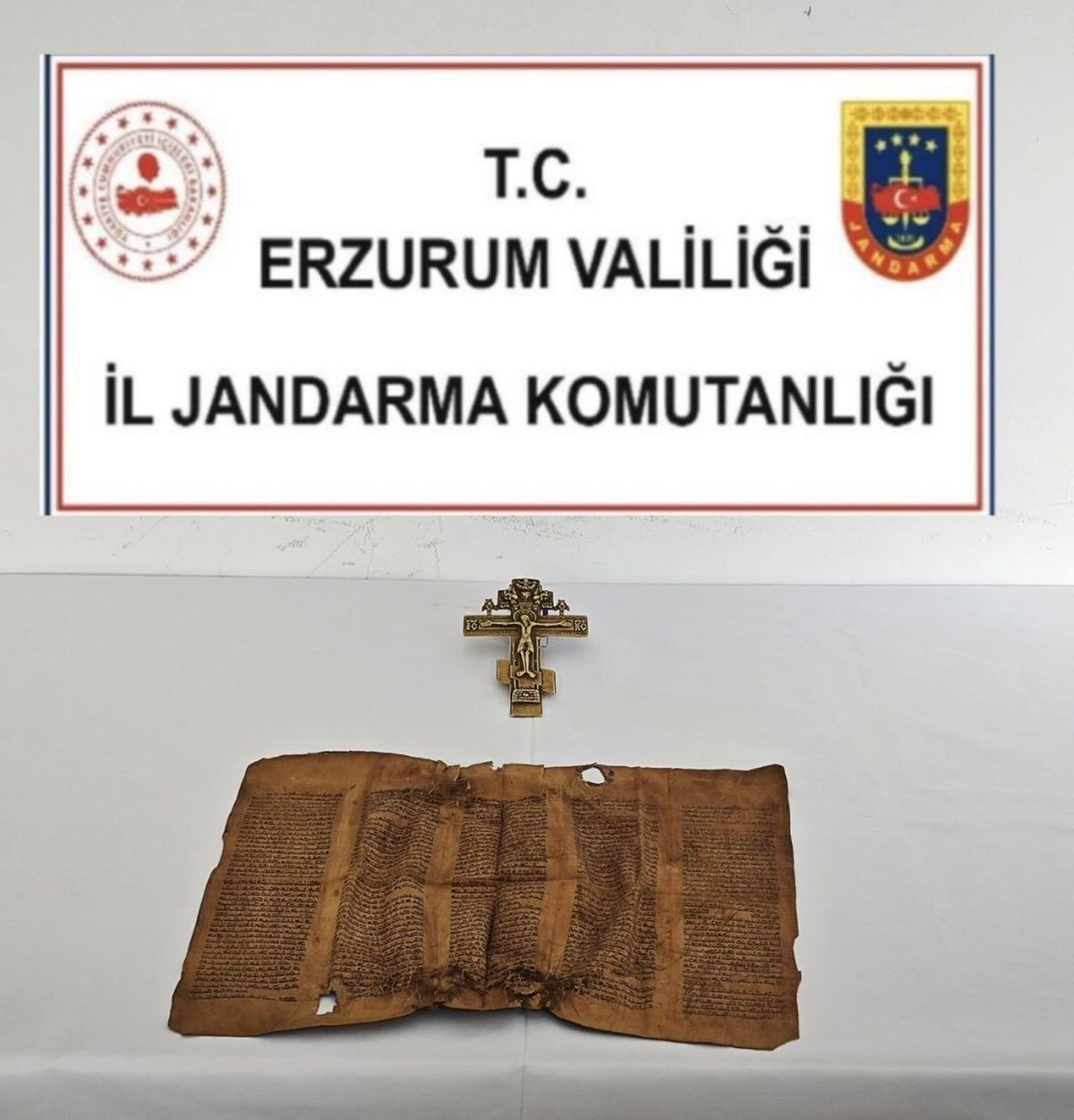 Erzurum'da Orta Çağ dönemine ait parşömen ve bronz haç ele geçirildi