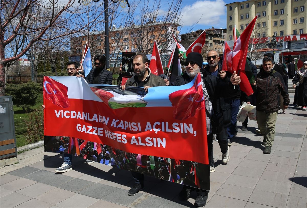 Erzurum'da sağlıkçılar Gazze için sessiz yürüyüşlerini 128. haftada sürdürdü