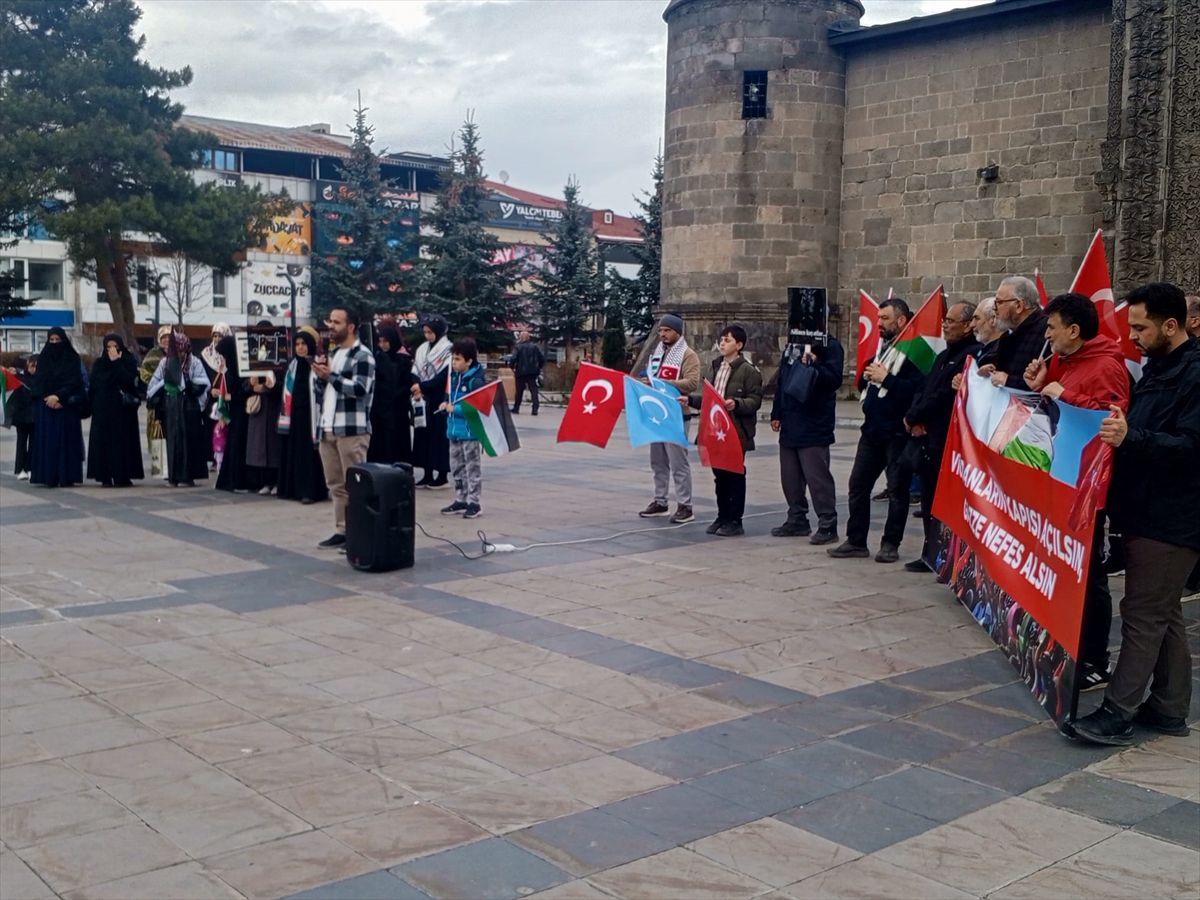 Erzurum'da sağlıkçılar Gazze için sessiz yürüyüşlerini 129. haftada sürdürdü