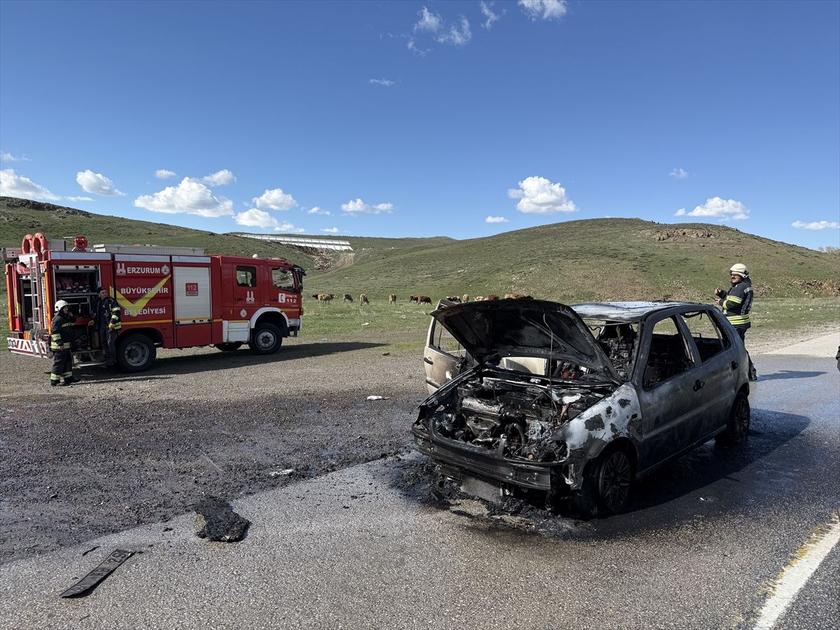 Erzurum'da seyir halindeyken yanan otomobil kullanılamaz hale geldi