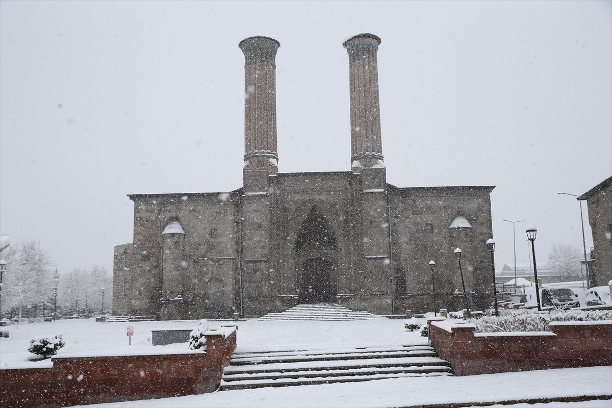 Erzurum, Kars, Ardahan ve Tunceli'de kar etkisini sürdürüyor