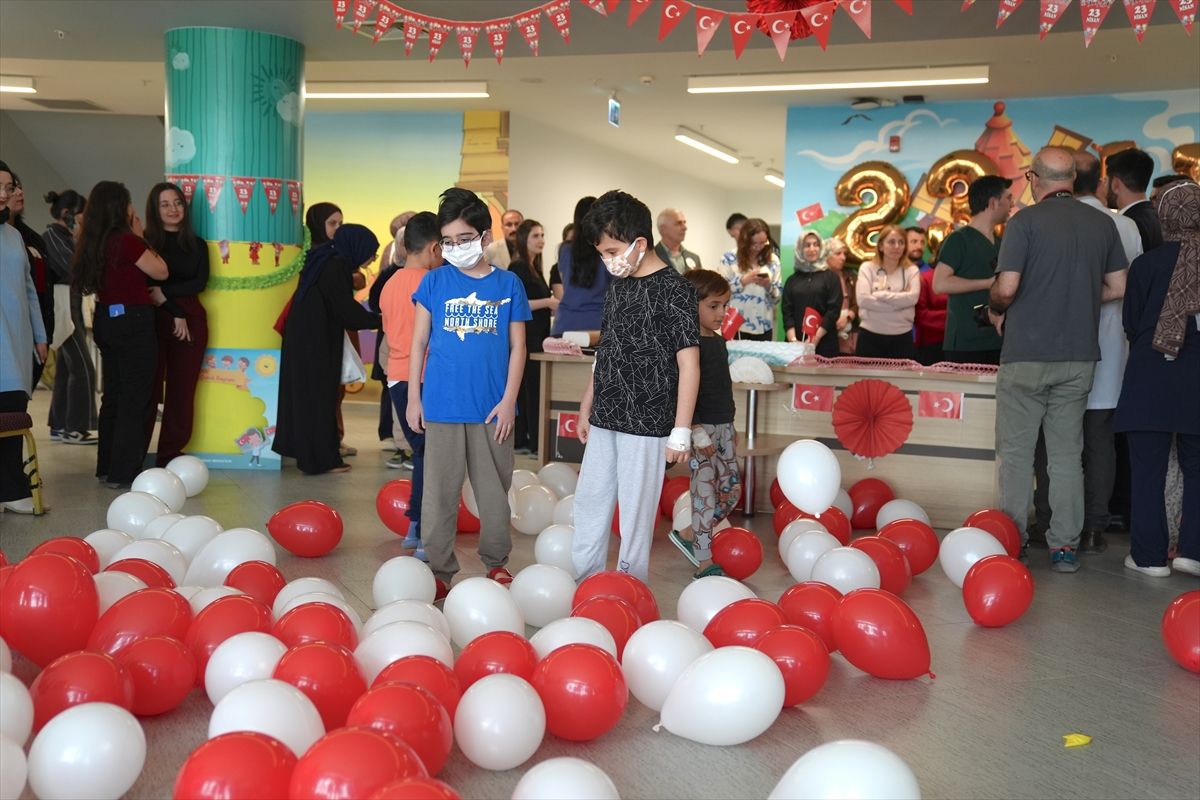 Erzurum Şehir Hastanesi'nde tedavi gören çocuklara "23 Nisan" eğlencesi yapıldı