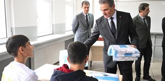 Erzurum Valisi Baruş, öğrencilere Süper Lig'e yükselen Erzurumspor'un formasını dağıttı