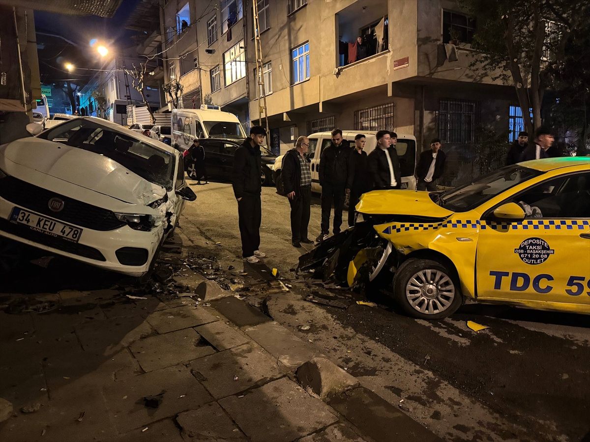 Esenler'de taksinin çarptığı park halindeki iki otomobilde hasar oluştu
