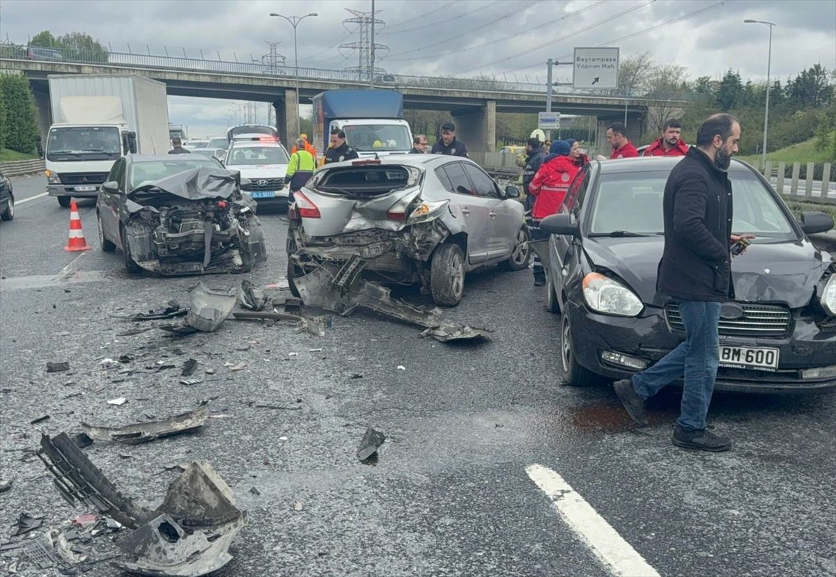 Esenler'de zincirleme trafik kazasında otomobil sürücüsü yaralandı