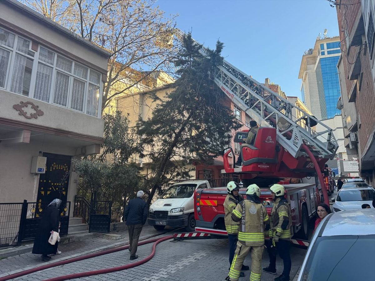 Esenyurt'ta bir binada başlayıp bitişiğindeki 2 apartmana sıçrayan yangın söndürüldü