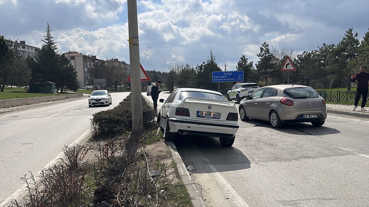 Eskişehir'de refüje çarpan otomobilin sürücüsü yaralandı