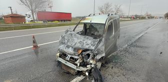 Eskişehir'de sürücüsünün rahatsızlanması sonucu kaza yapan hafif ticari araç yandı