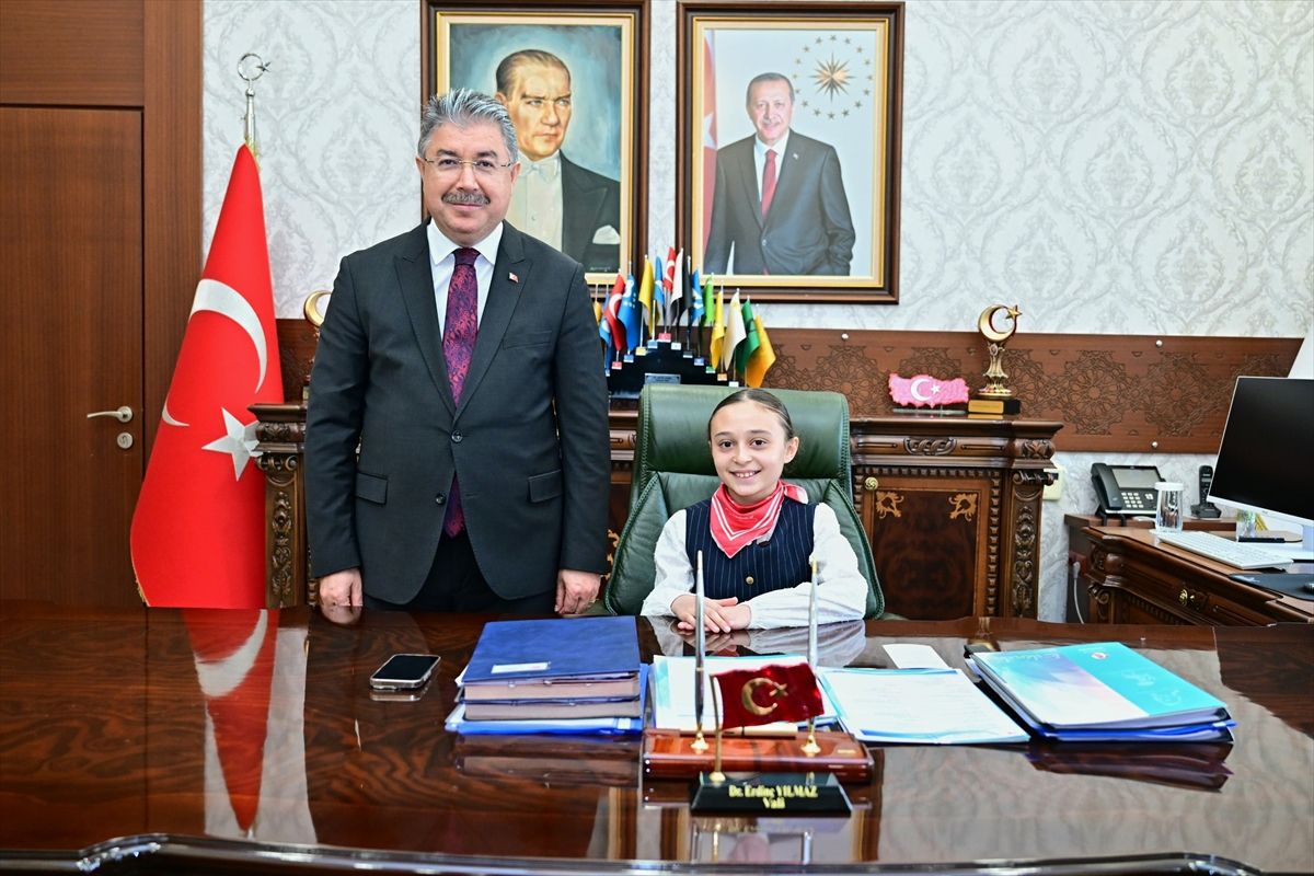 Eskişehir Valisi Yılmaz, koltuğunu öğrenciye devretti