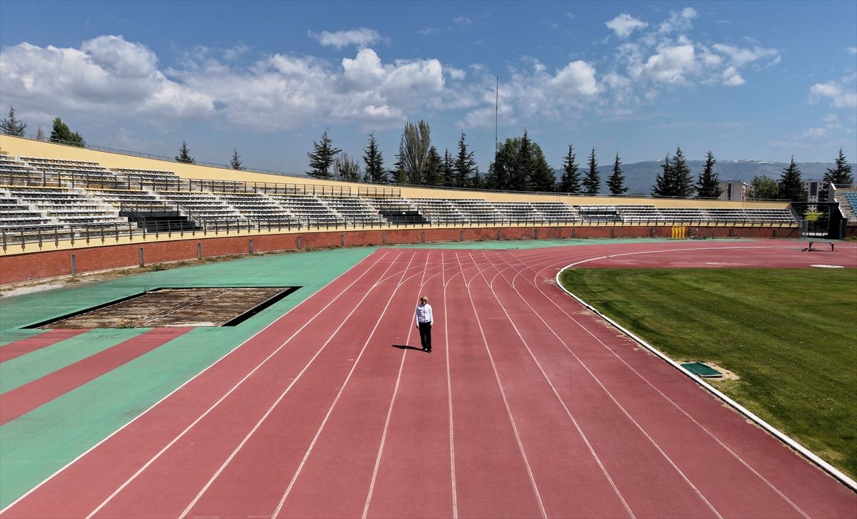 Eskişehirli 70 yaşındaki master atlet, atmalar pentatlonunda Türkiye rekoru kırdı