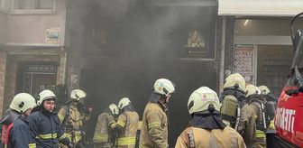 Fatih'te market deposunda çıkan yangına müdahale ediliyor