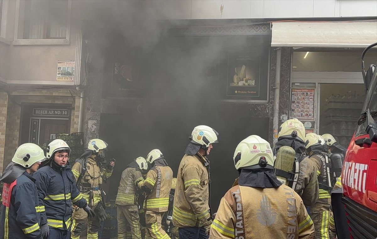 Fatih'te market deposunda çıkan yangına müdahale ediliyor