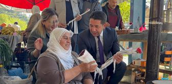 Feke Belediye Başkanı Cömert Özen, pazarda kadınlarla çiçek verdi