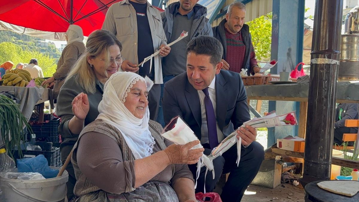 Feke Belediye Başkanı Cömert Özen, pazarda kadınlarla çiçek verdi