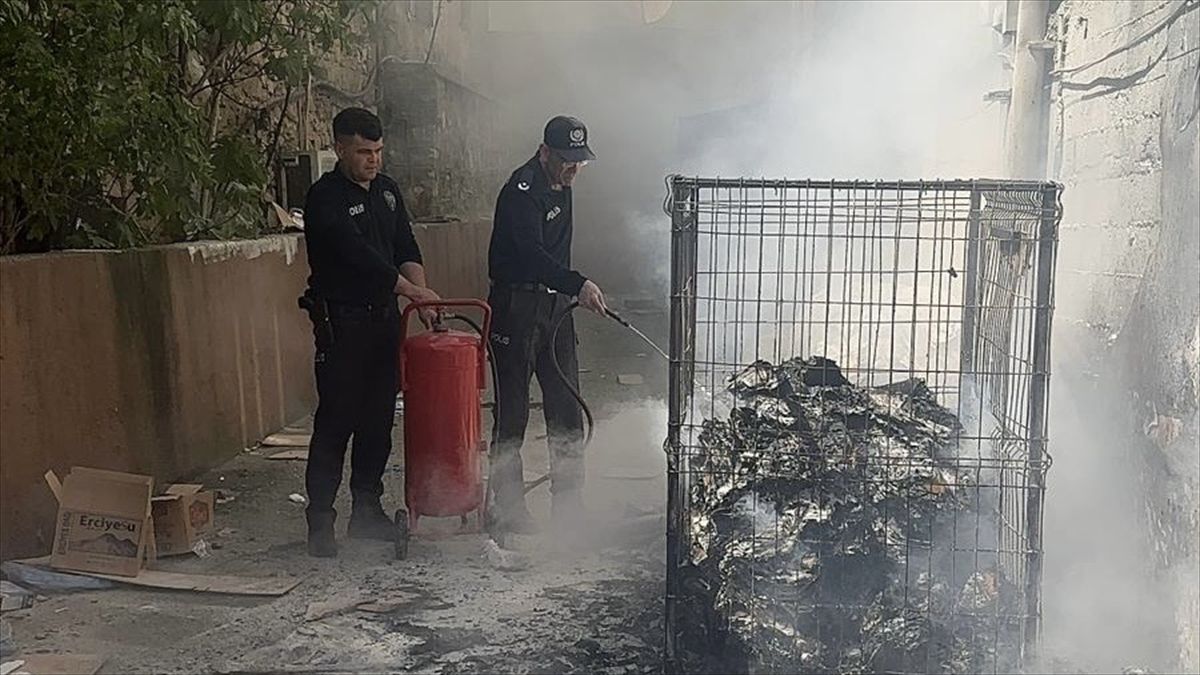 Feke'de atıkların toplandığı alanda çıkan yangını polis söndürdü