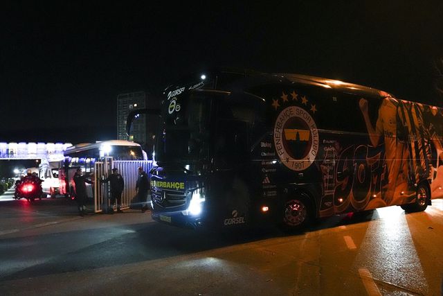 fenerbahce ye samandira da tepkili karsilama 4 19783396 o