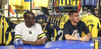 Fenerbahçeli futbolcular Kante ve Levent Mercan imza gününde taraftarlarla buluştu