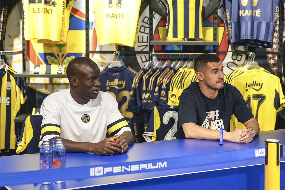 Fenerbahçeli futbolcular Kante ve Levent Mercan imza gününde taraftarlarla buluştu