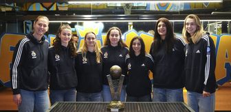 Fenerbahçeli şampiyon kadın basketbolcular, taraftarlarla bir araya geldi