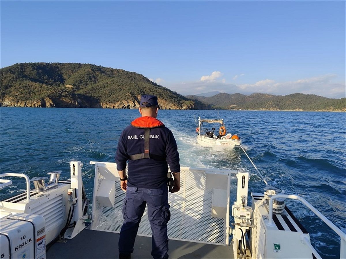 Fethiye açıklarında sürüklenen teknedeki kişi kurtarıldı