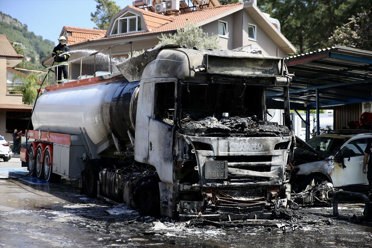 Fethiye'de akaryakıt istasyonundaki yakıt tankerinde çıkan yangın söndürüldü
