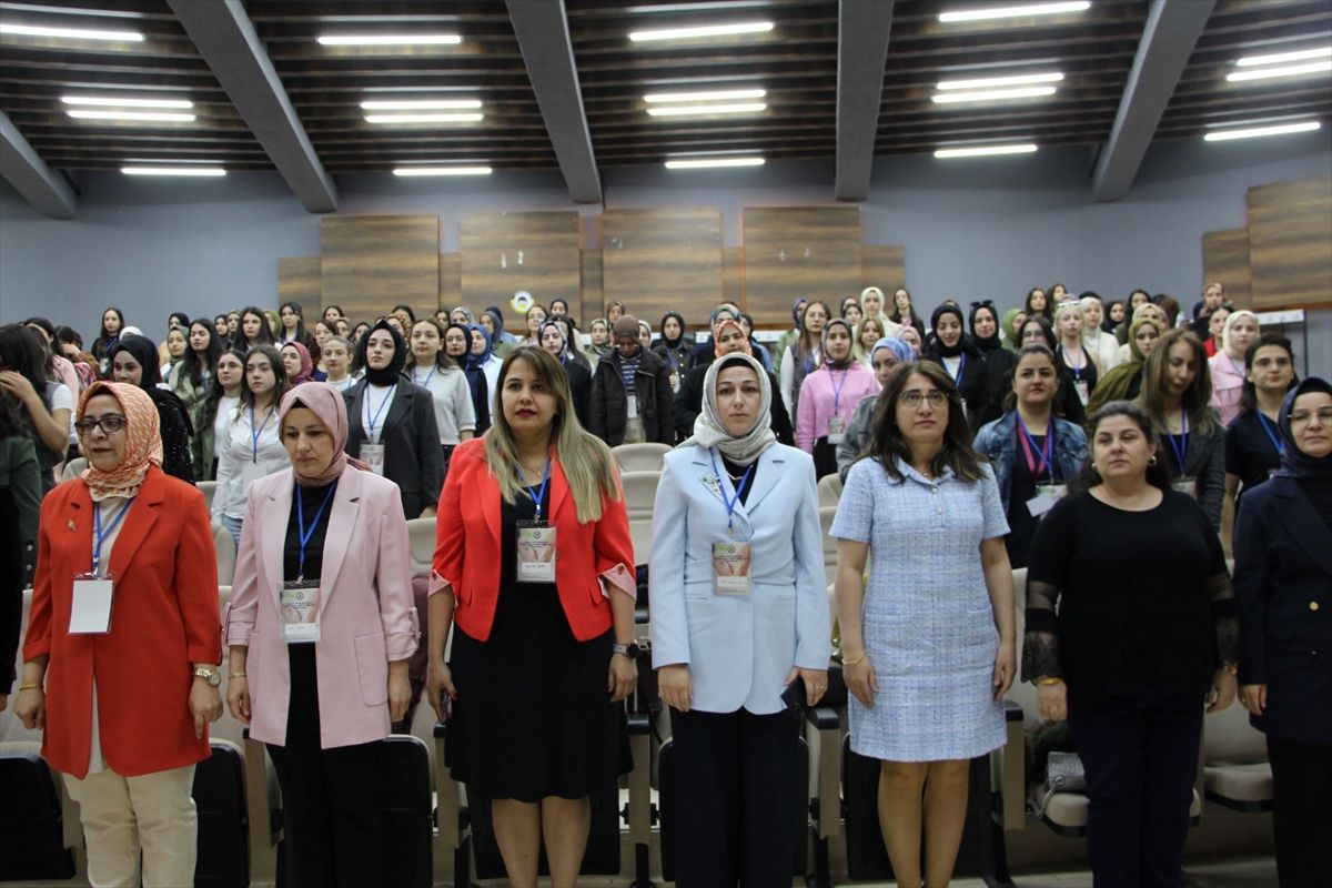 Fırat Üniversitesi'nde 'Dünya Ebeler Günü' dolayısıyla sempozyum düzenlendi