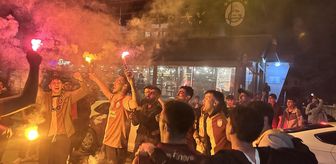Galatasaraylı taraftarlar 26. şampiyonluğunu kutluyor