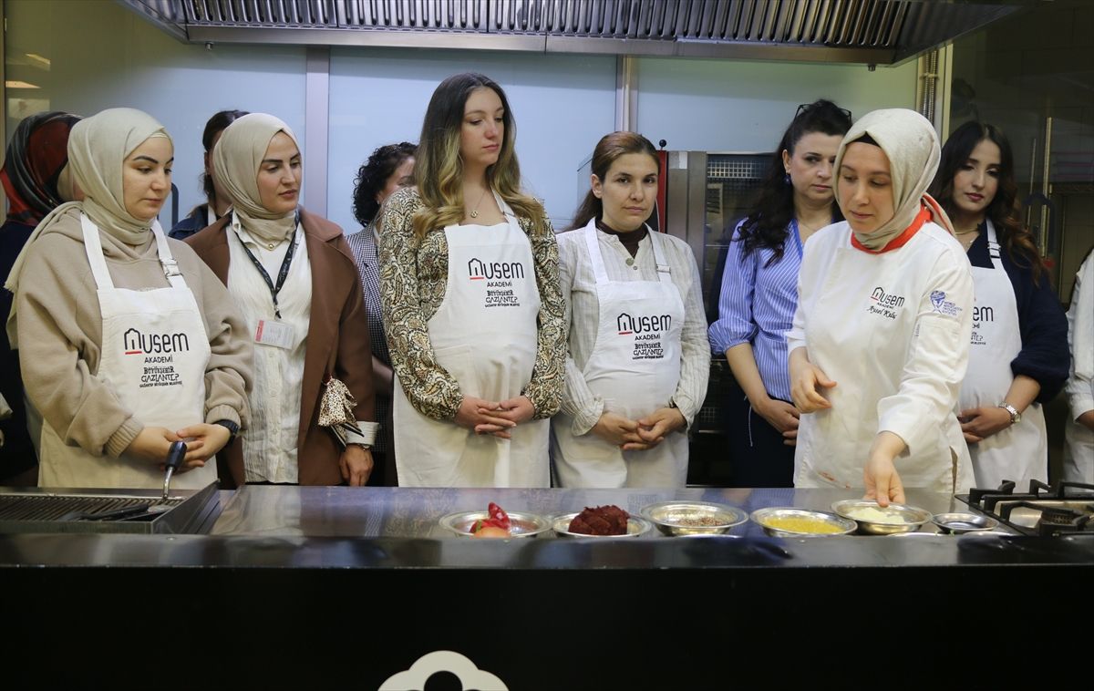 Gastronomi kentinde anne adayları ve ebeler mutfakta buluştu