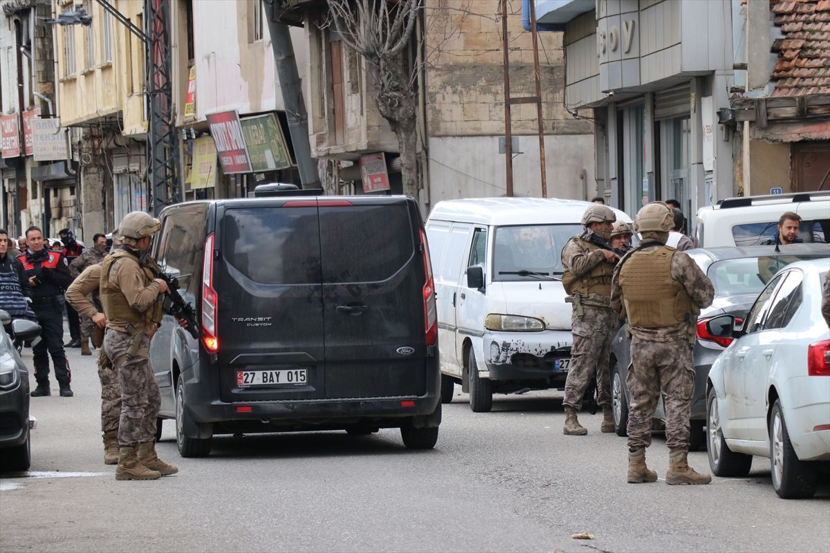 Gaziantep'te 3 kişiyi rehin alan ve bir kişiyi yaralayan hükümlü operasyonla yakalandı