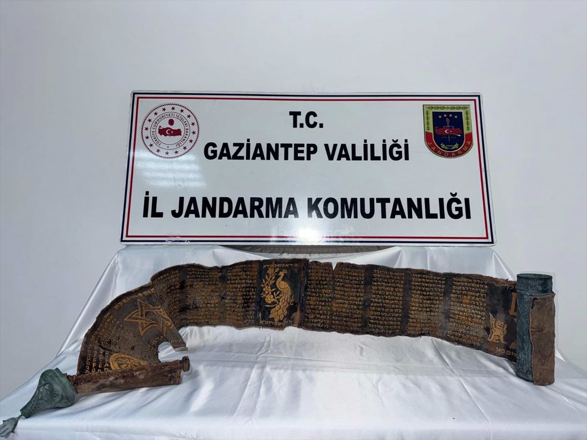 Gaziantep'te piton derisine işlenmiş İbranice altın yazma kitap ele geçirildi