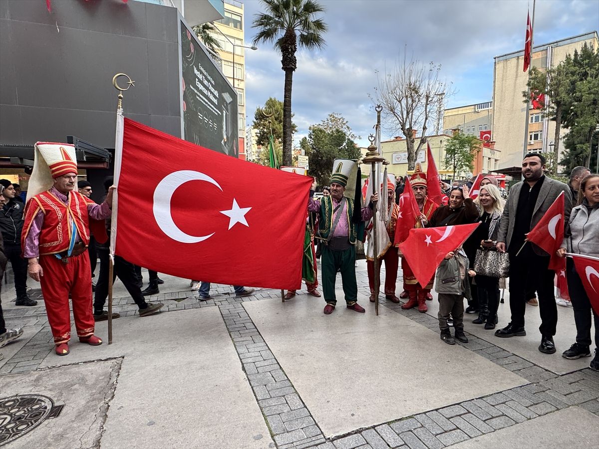 Gaziantep'teki 23 Nisan töreninde çocuklara sırtını dönenlere 'mehterli yürüyüş'le tepki