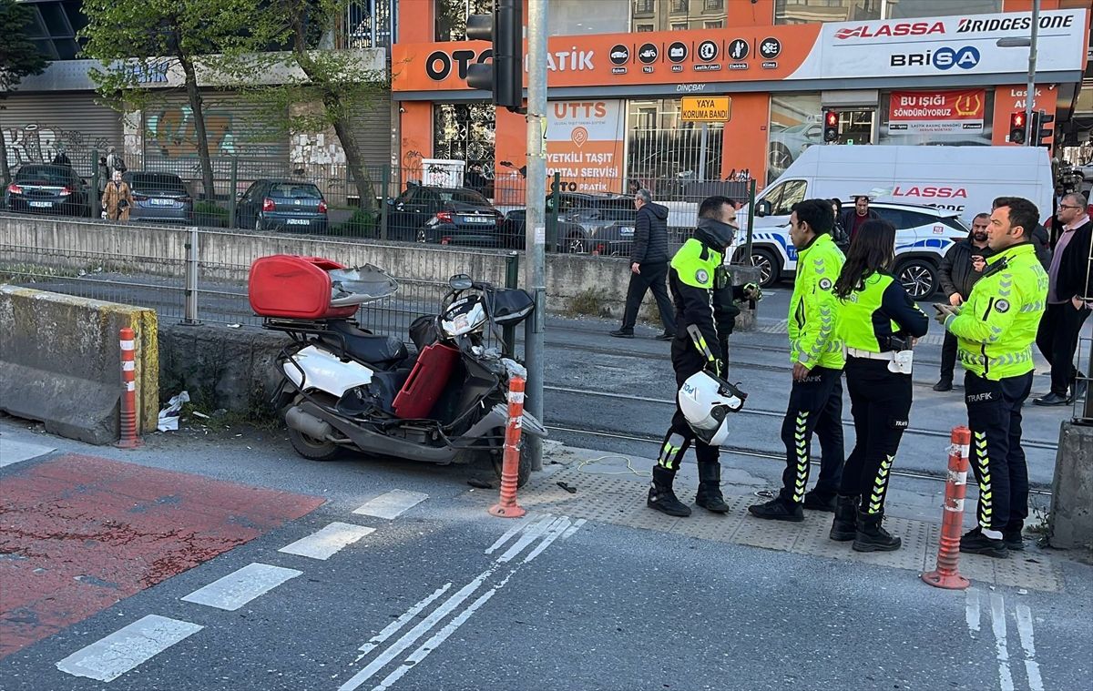 Gaziosmanpaşa'da tramvayla çarpışan motosikletin sürücüsü ağır yaralandı