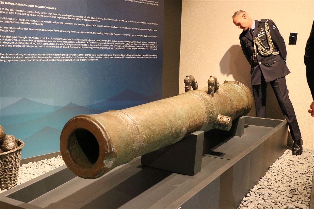 Gemi sökümünde ele geçirilen bronz gemi topu ve gülleleri İzmir'de görücüye çıktı