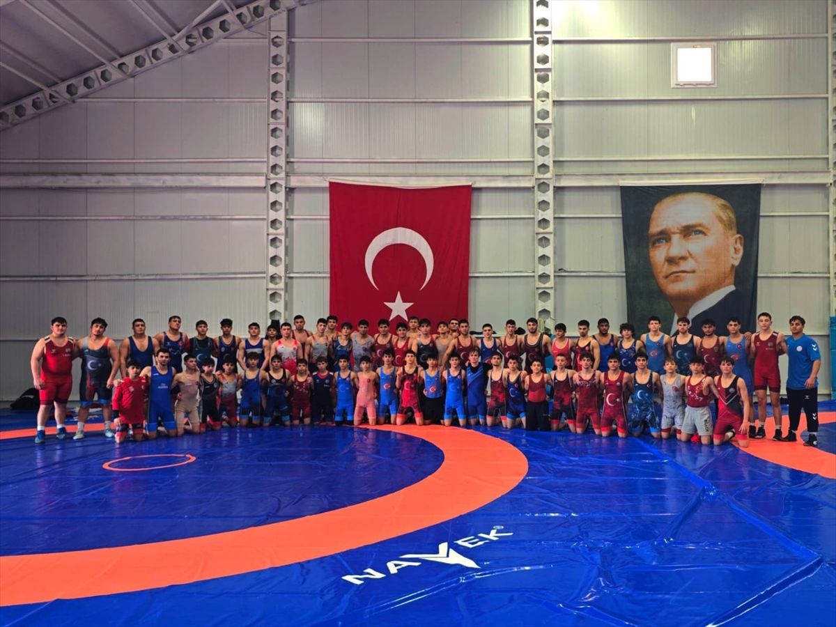 Genç milli güreşçiler, Zafer Kupası ve Şampiyonlar Turnuvası'na Antalya'da hazırlanıyor