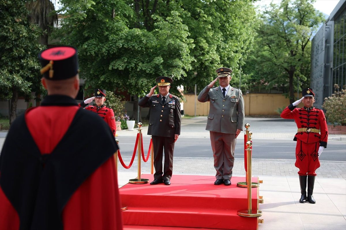 Genelkurmay Başkanı Orgeneral Bayraktaroğlu, Arnavutluk'ta mevkidaşı Kingji ile bir araya geldi