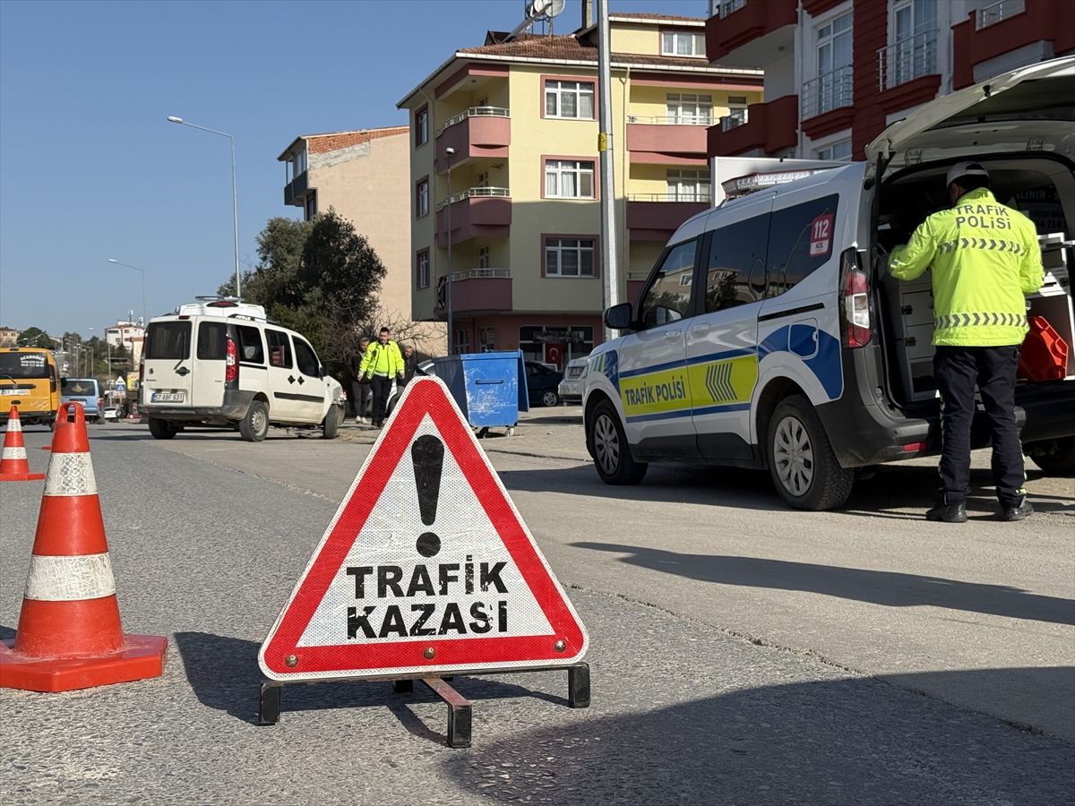 Gerze'de hafif ticari araçla motosikletin çarpıştığı kazada 1 kişi yaralandı