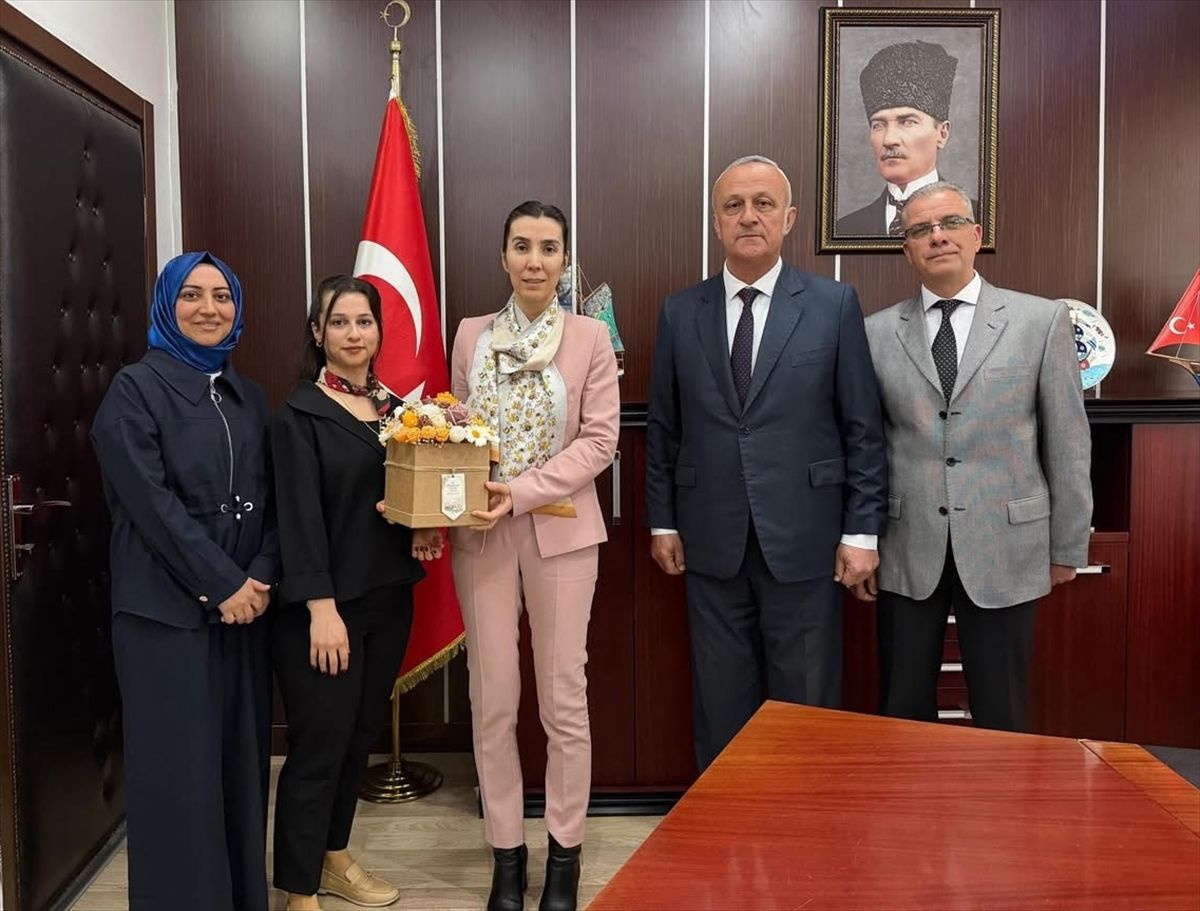 Gerze'de kütüphane görevlilerinden Kaymakam Büyüker'e ziyaret