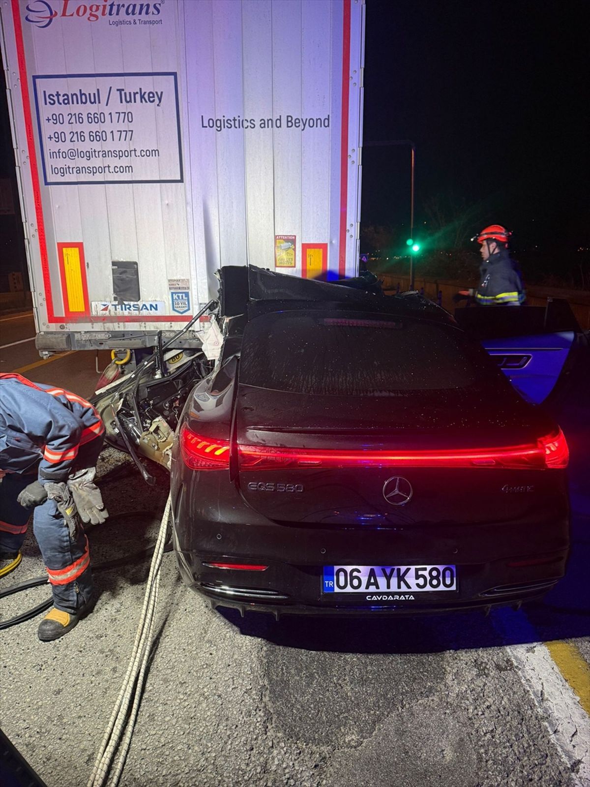 Giresun'da tıra çarpan otomobilin sürücüsü öldü