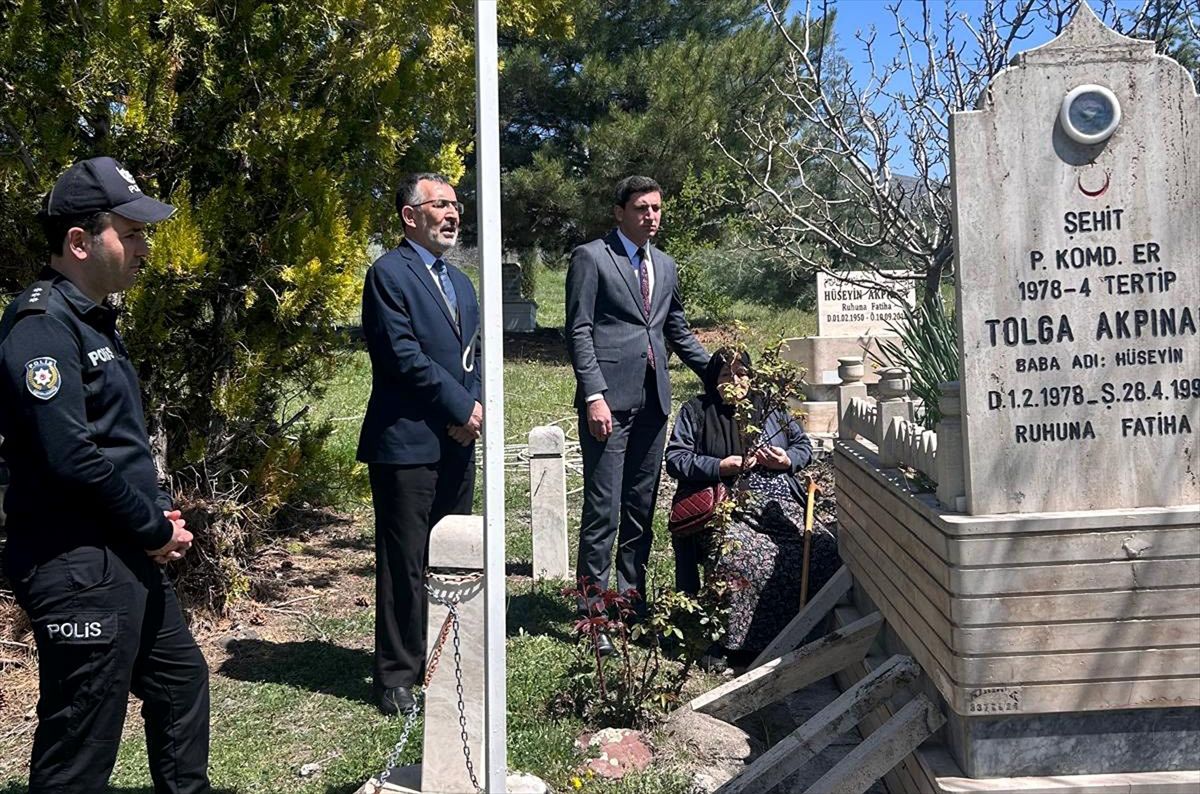 Güdül Kaymakamı Akar, şehit Akpınar'ın kabrini ve annesini ziyaret etti
