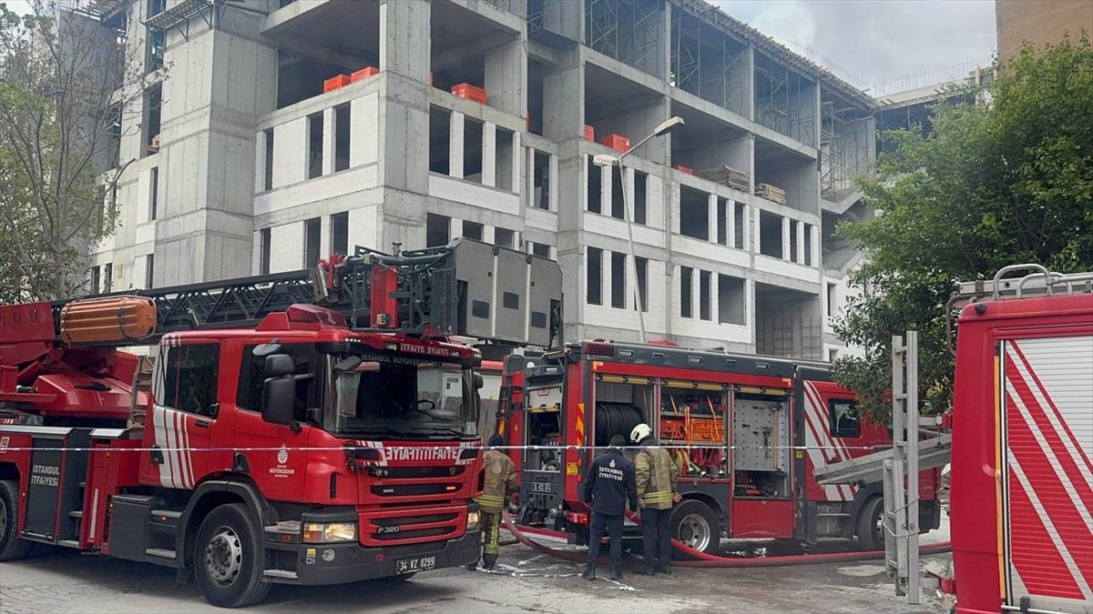 Güngören'de okul inşaatında işçilerin kaldığı 2 konteyner yandı