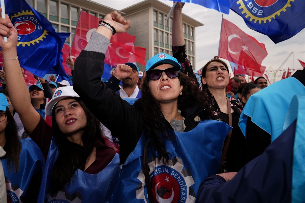 HAK-İŞ ve TÜRK-İŞ üyeleri 1 Mayıs'ı Ulus Zafer Anıtı önünde kutladı