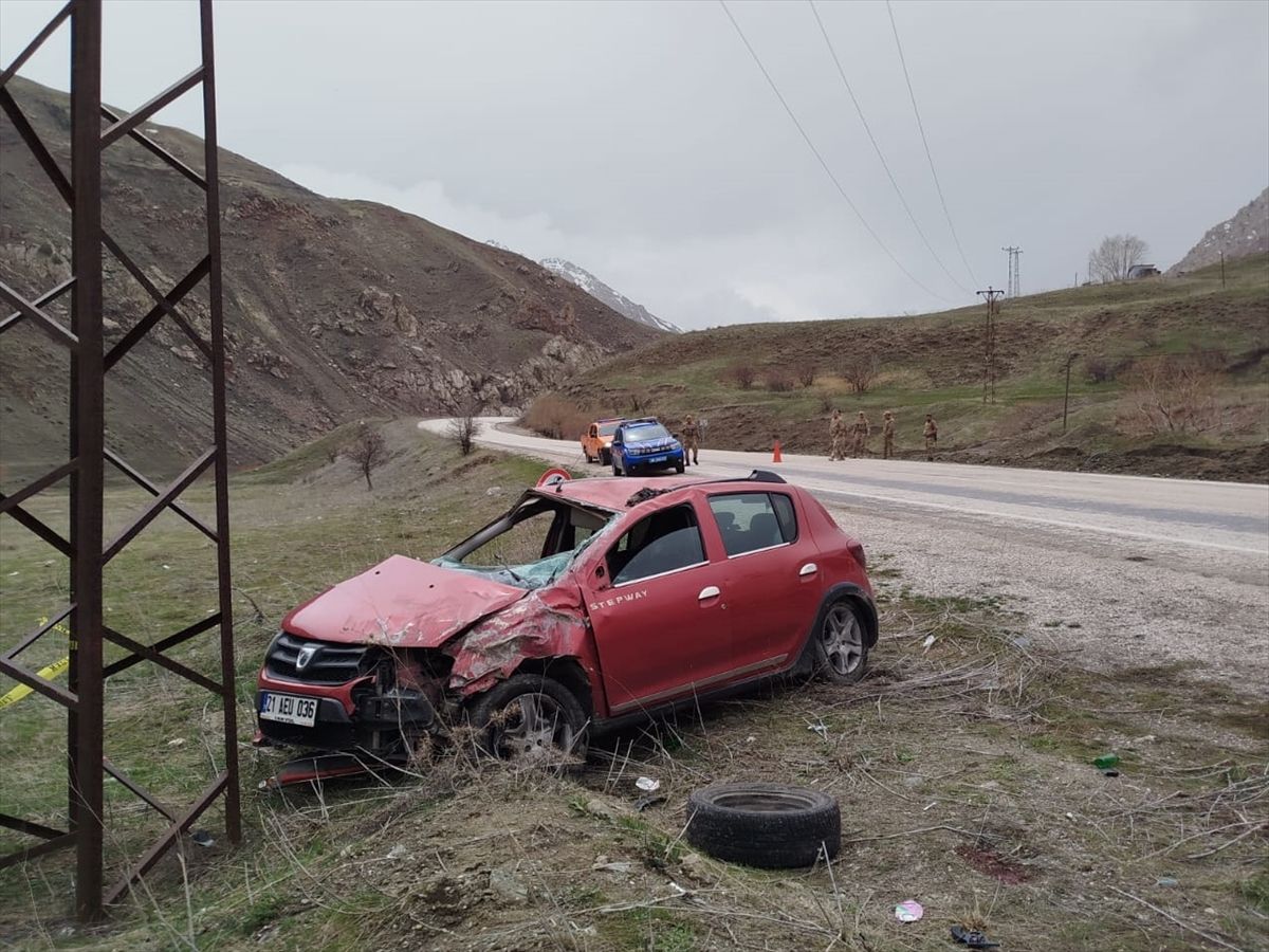 Hakkari'de elektrik direğine çarpan otomobildeki 1 kişi öldü, 1 kişi yaralandı