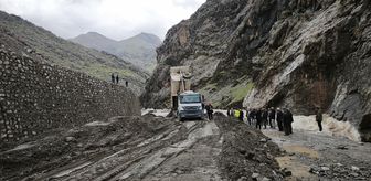 Hakkari'de etkili olan sağanak ulaşımda aksamalara yol açtı